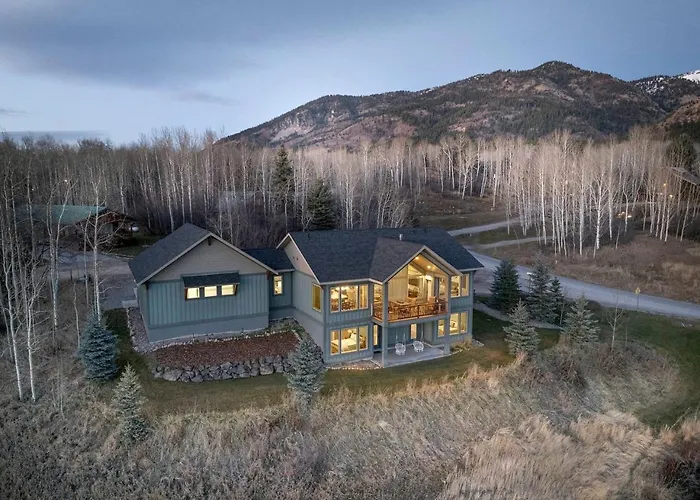 Spacious Mountain Retreat With Fireplace & Outdoor Space In Wyoming * Freedom
