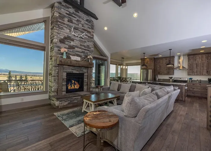 Holiday home Spacious Mountain Retreat With Fireplace & Outdoor Space In Wyoming