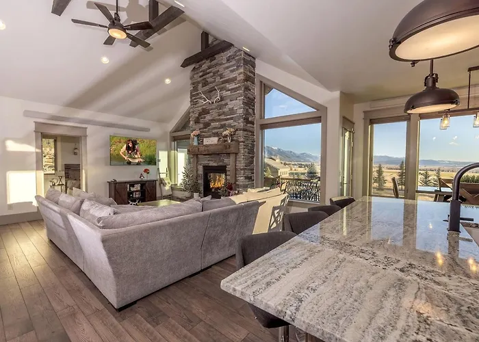 Spacious Mountain Retreat With Fireplace & Outdoor Space In Wyoming * Freedom