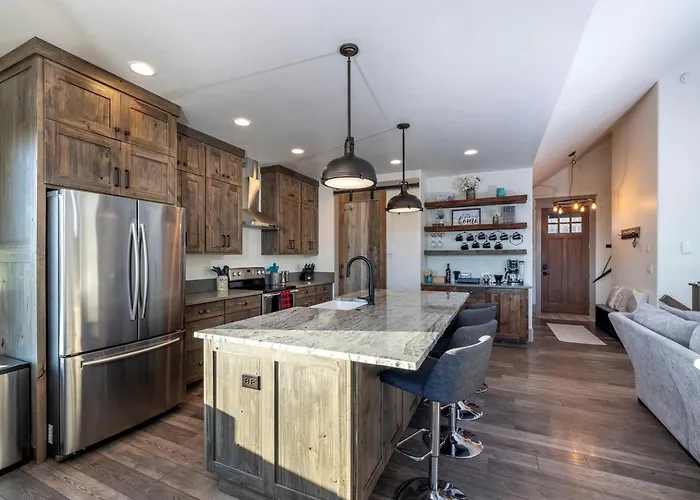 Spacious Mountain Retreat With Fireplace & Outdoor Space In Wyoming * Freedom