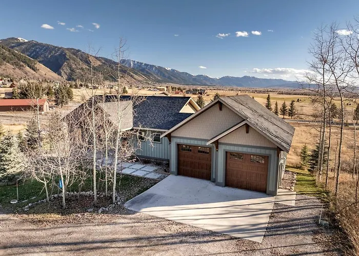 Holiday home Spacious Mountain Retreat With Fireplace & Outdoor Space In Wyoming