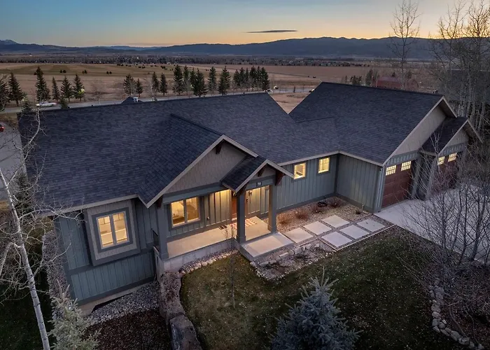 Holiday home Spacious Mountain Retreat With Fireplace & Outdoor Space In Wyoming