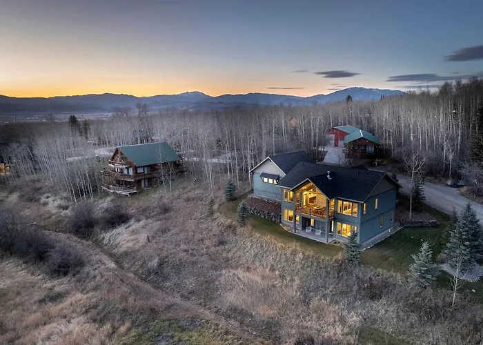 Holiday home Spacious Mountain Retreat With Fireplace & Outdoor Space In Wyoming Freedom